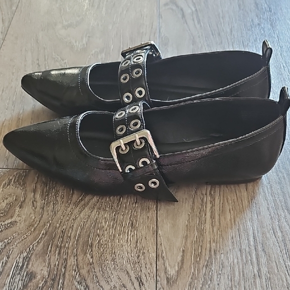 Sincerely Julez Women's Shoes with Buckle Detail - Picture 5 of 6